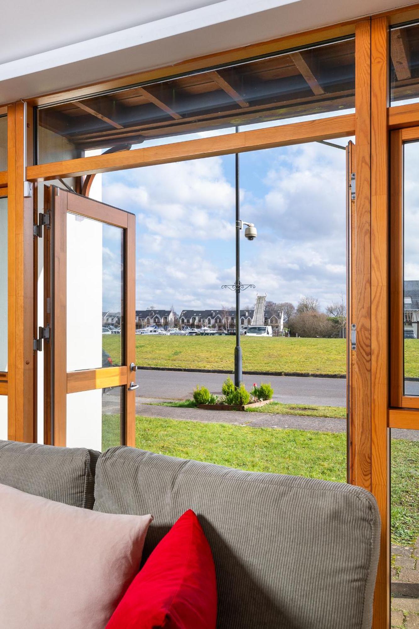 Shannonside - Stylish 5 Bed Marina Home & 40Ft Mooring Termonbarry ภายนอก รูปภาพ