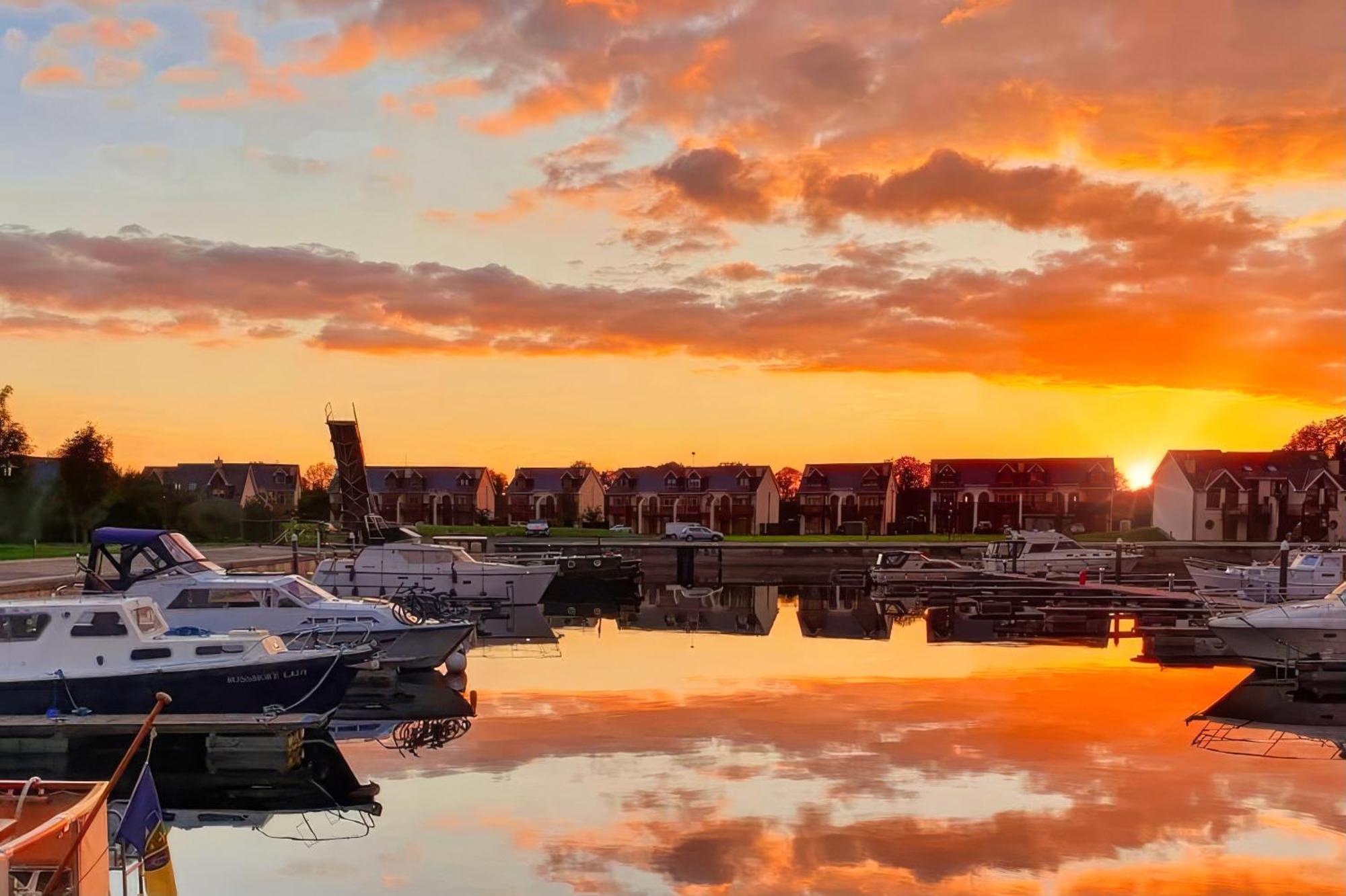 Shannonside - Stylish 5 Bed Marina Home & 40Ft Mooring Termonbarry ภายนอก รูปภาพ